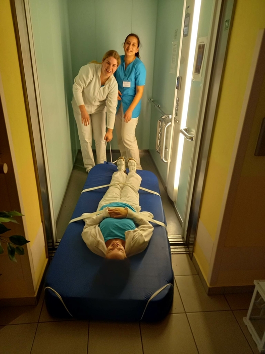 Naše žákyně při nácviku evakuace Naše žákyně při nácviku evakuace