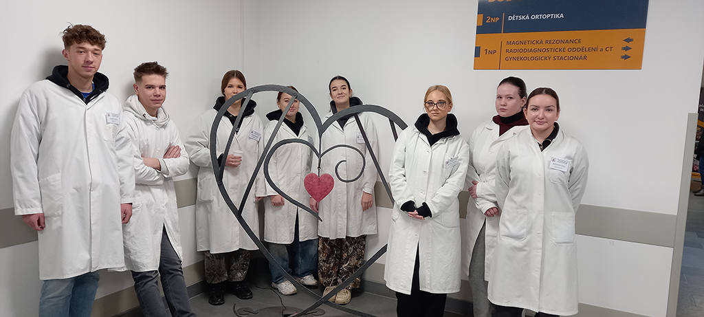 Když teorie ožívá: 2. ročníky v nemocničním provozu Když teorie ožívá: 2. ročníky v nemocničním provozu