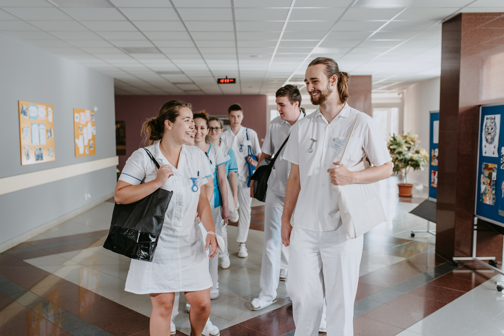 Studenti oboru praktická sestra ve vestibulu